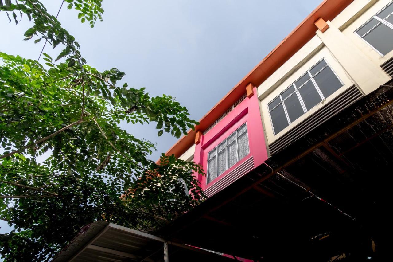 Oyo 1557 Bungas Guest House Medan Exterior foto