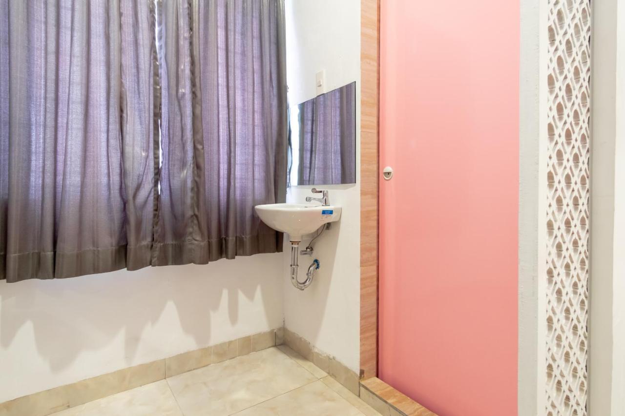 Oyo 1557 Bungas Guest House Medan Exterior foto